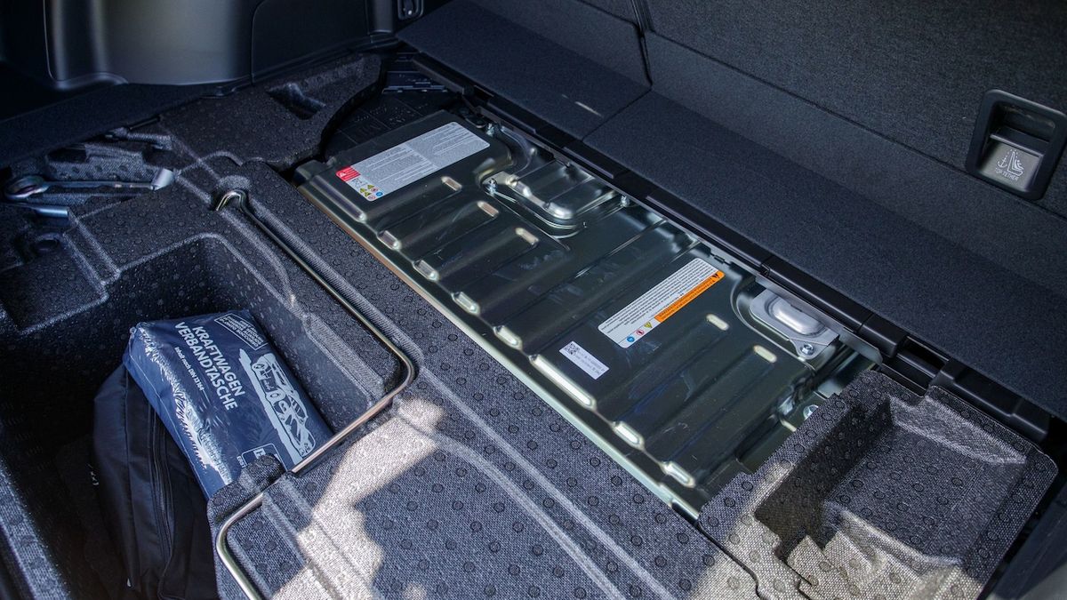 Baterie je umístěna pod podlahou kufru nad zadní nápravou. Takže pokud chcete rezervní kolo, můžete ho leda tak naložit do kufru nebo na zahrádku na střechu.