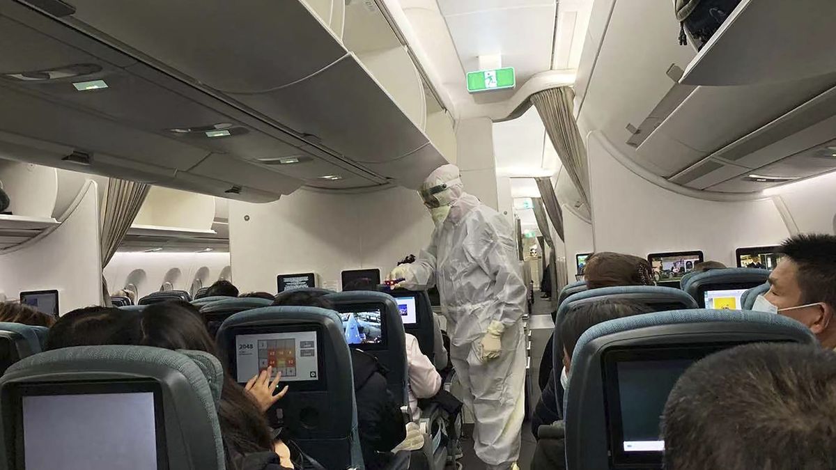 Letadlo s cestujícími z Hongkongu dosedlo na římském letišti. Pasažérům se nejprve změří teplota.