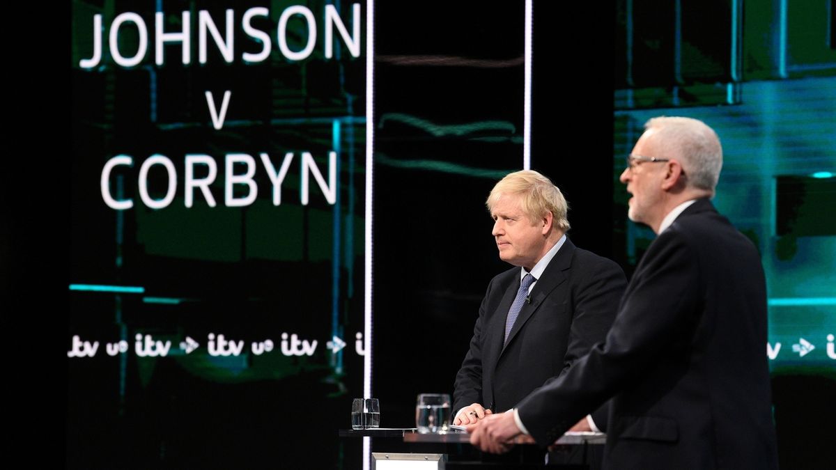 Boris Johnson (vlevo) a Jeremy Corbyn v televizní debatě