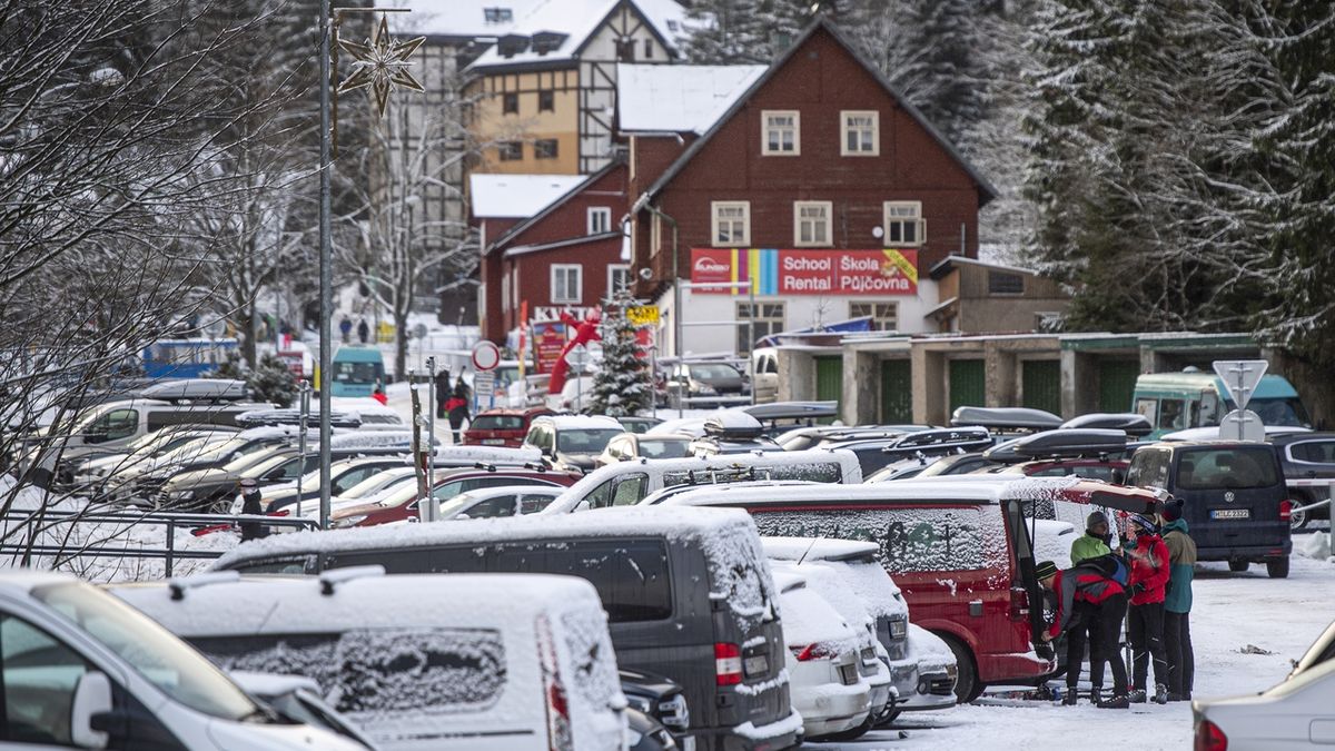 Zaplněné parkoviště v Peci pod Sněžkou v Krkonoších (ilustrační snímek z 26. prosince 2019)
