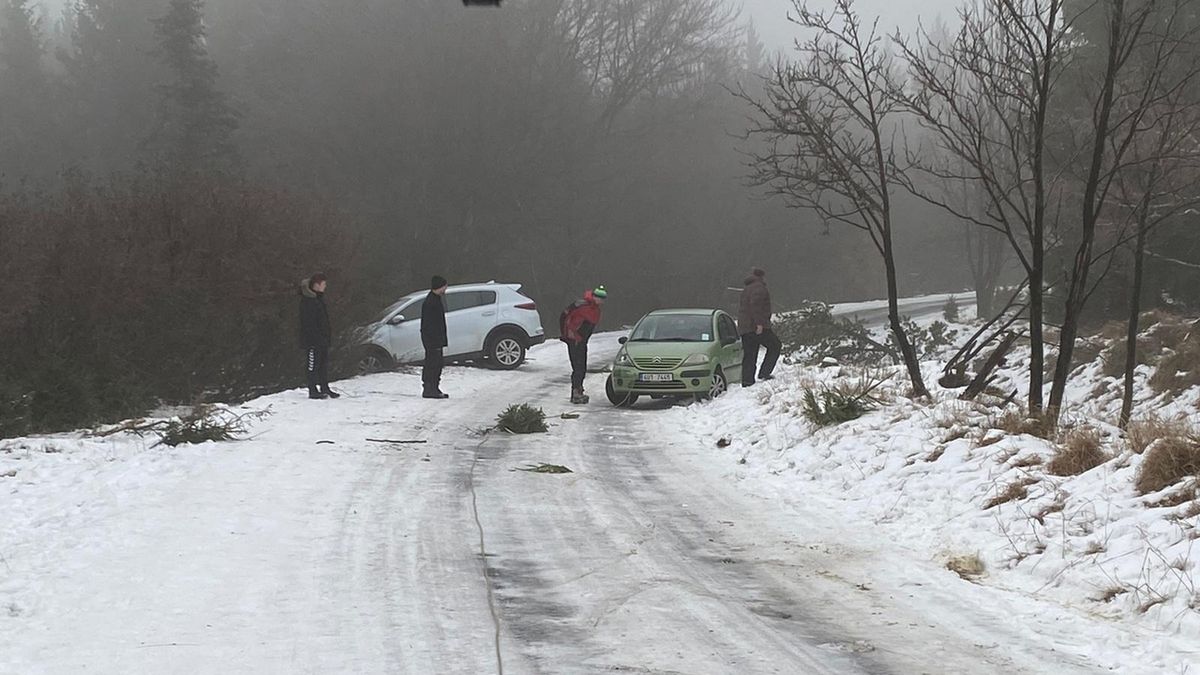 Záchranáři z Horské služby Krušné hory pomáhali vyprostit automobily, které sjely mimo vozovku na zledovatělé horské silnici mezi přehradou Fláje a Dlouhou loukou na Mostecku.