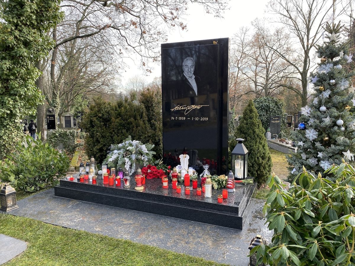 Vdova po zesnulém Karlu Gottovi Ivana Gottová v sobotu oznámila, že zpěvákův hrob na hřbitově na pražských Malvazinkách je hotov.