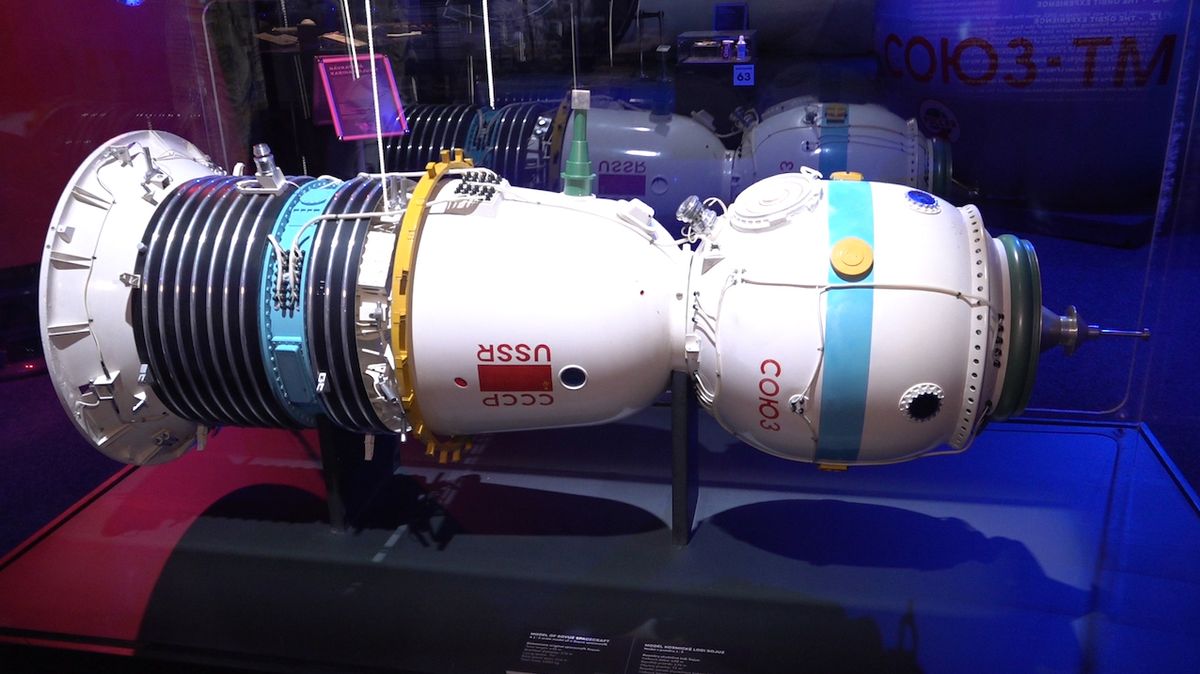 Model tří modulu kosmické lodi v Sojuz