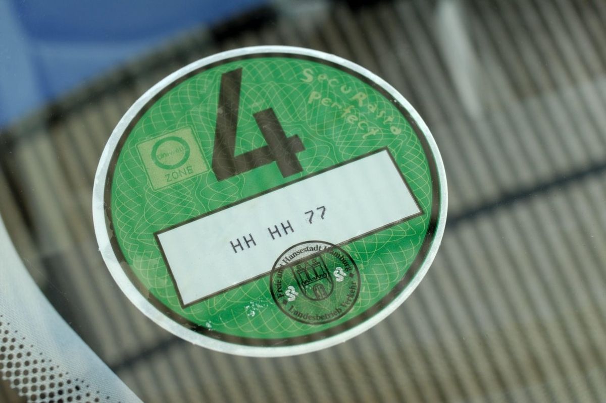 Německá emisní plaketa, tzv. Umweltplakette, pro vozidla 4. emisní kategorie (Ilustrační foto)