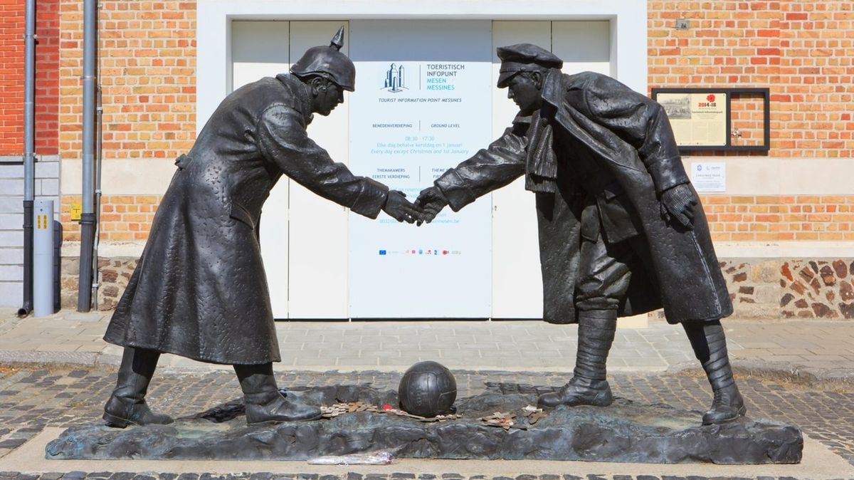 Památník v Belgii připomínající fotbalové vánoční události roku 1914