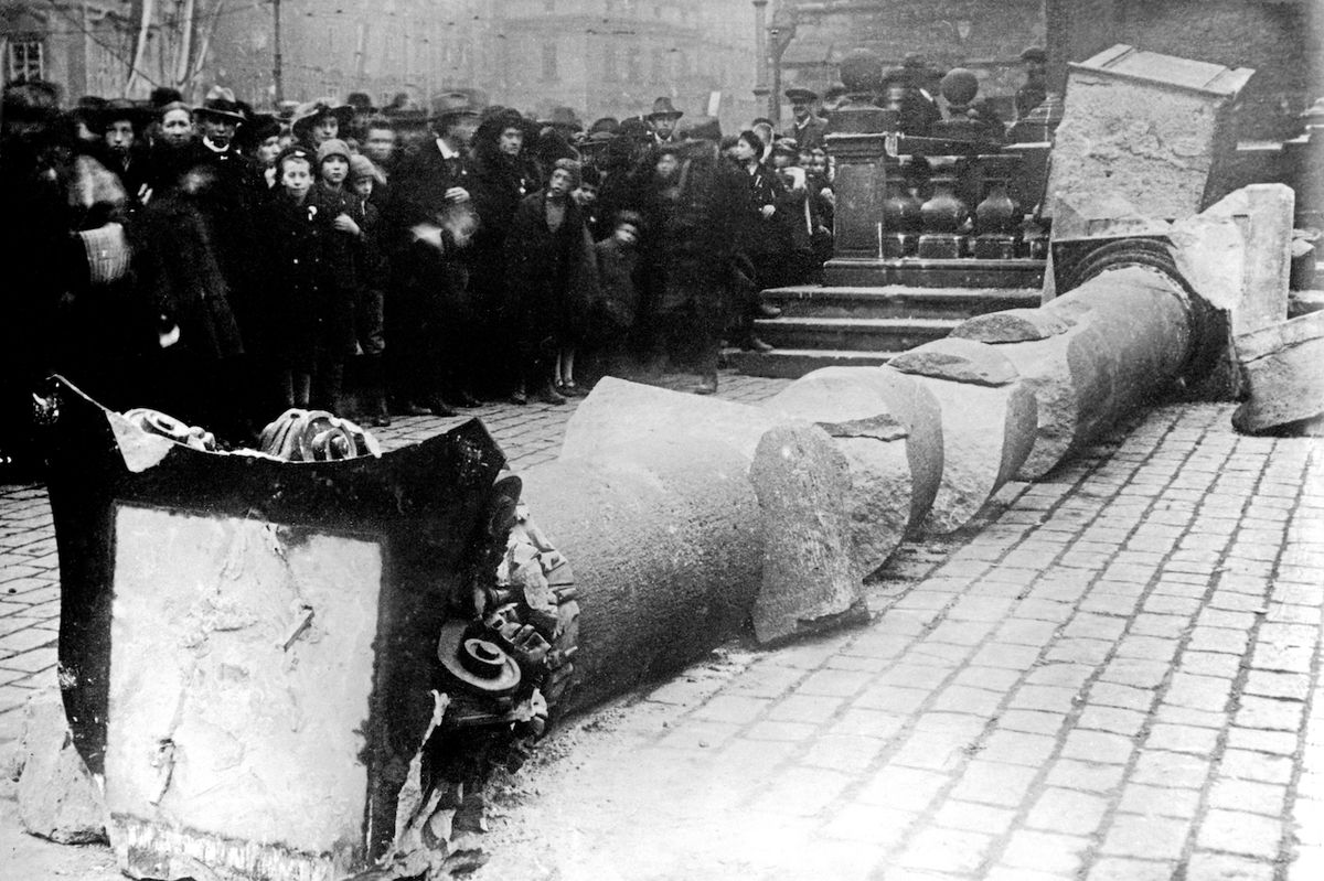 Stržený mariánský sloup, pražské Staroměstské náměstí, listopad 1918