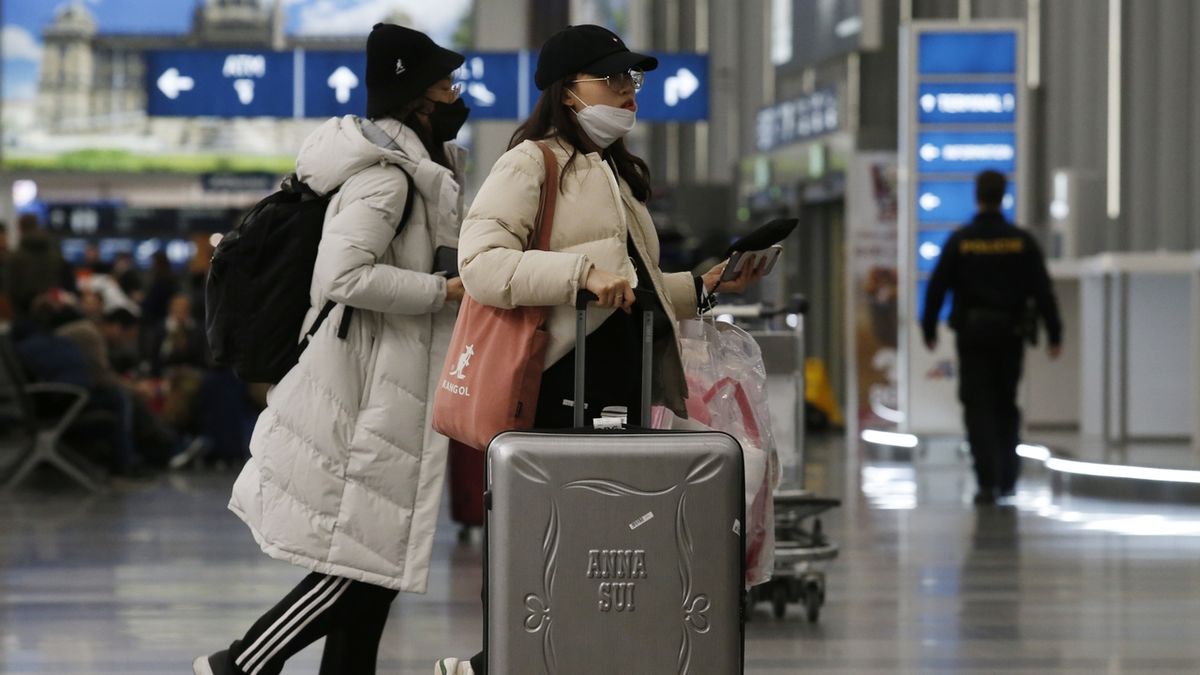Přiletí z Číny do Prahy a ochrannou roušku si hned na letišti sundají