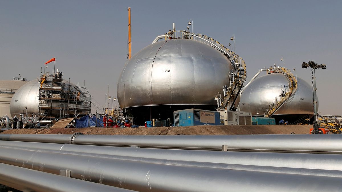 Největší vývozce ropy na světě Saudi Aramco hlásí pokles zisku
