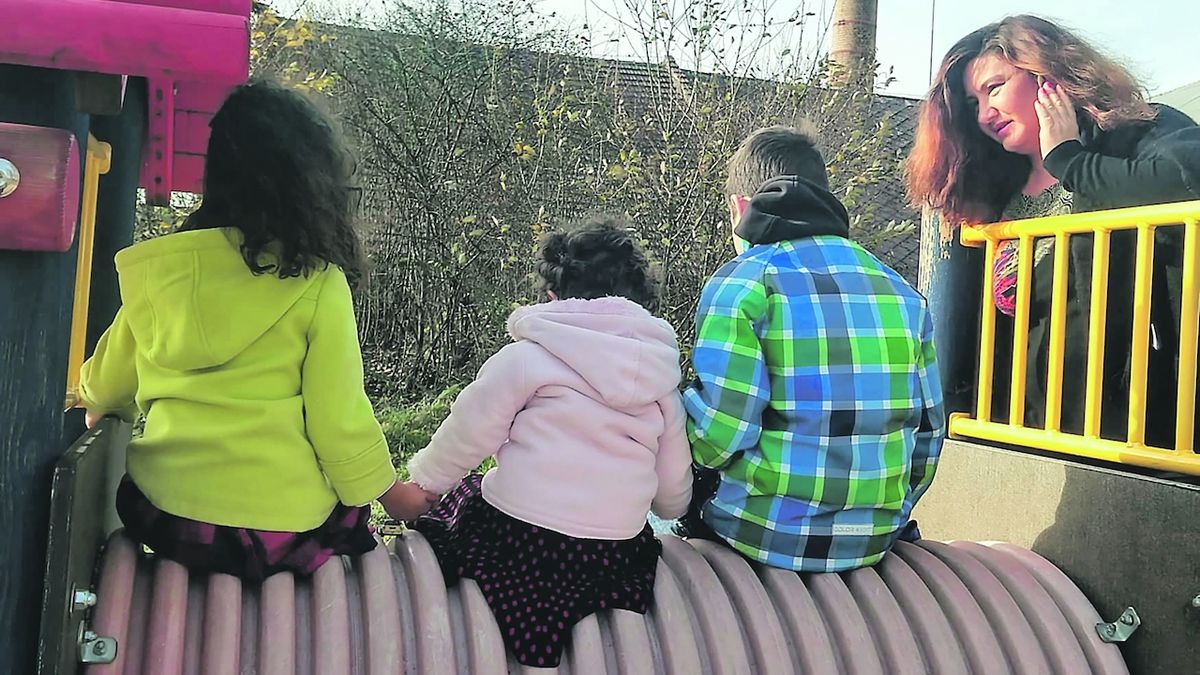 Marcela Tobiášová se třemi dětmi, které má momentálně v dlouhodobé péči