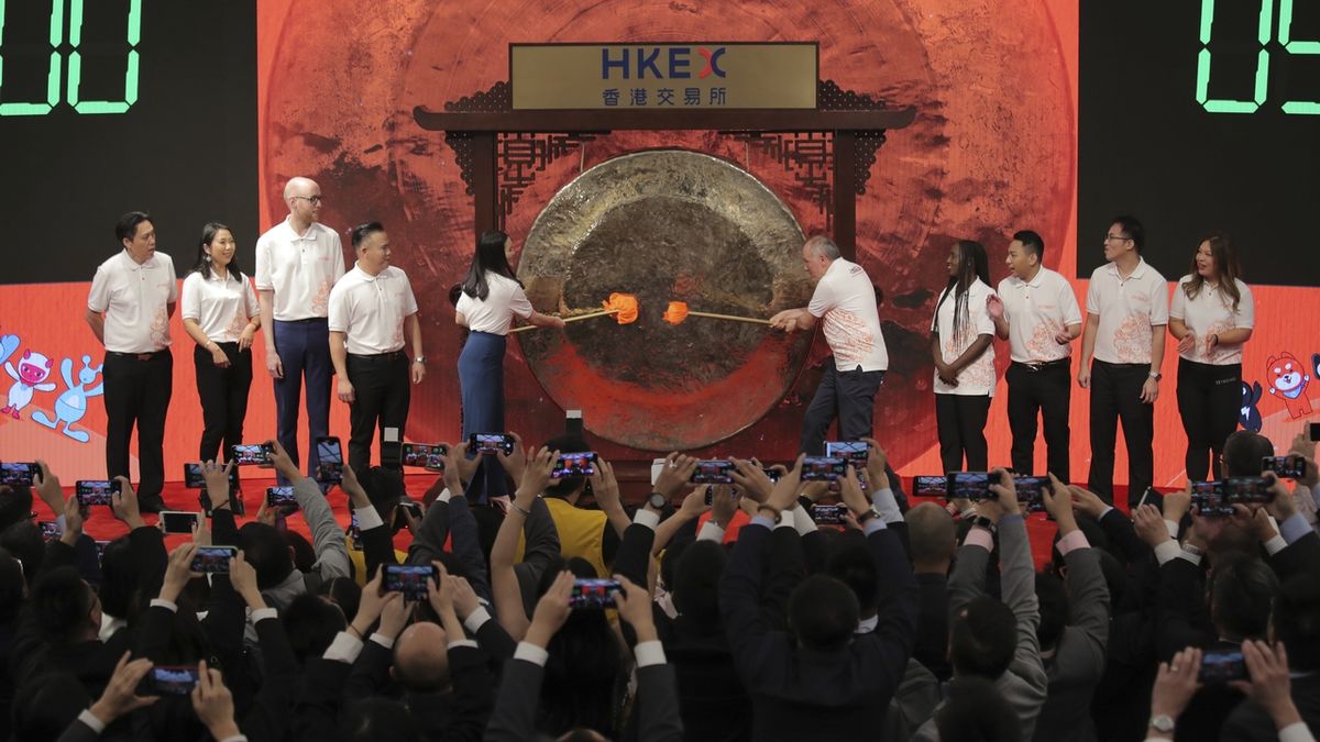 Zástupci Alibaby gongem slavnostně zahajují obchodování s akciemi firmy na burze v Hongkongu.