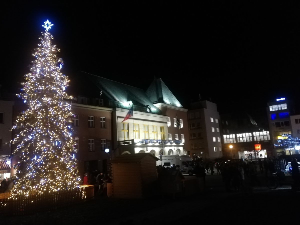 Vánoční strom na náměstí Míru ve Zlíně