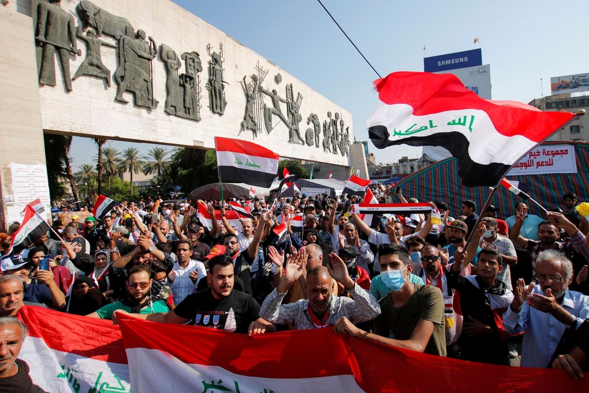 Iráčtí demonstranti na bagdádském náměstí Tahrír 