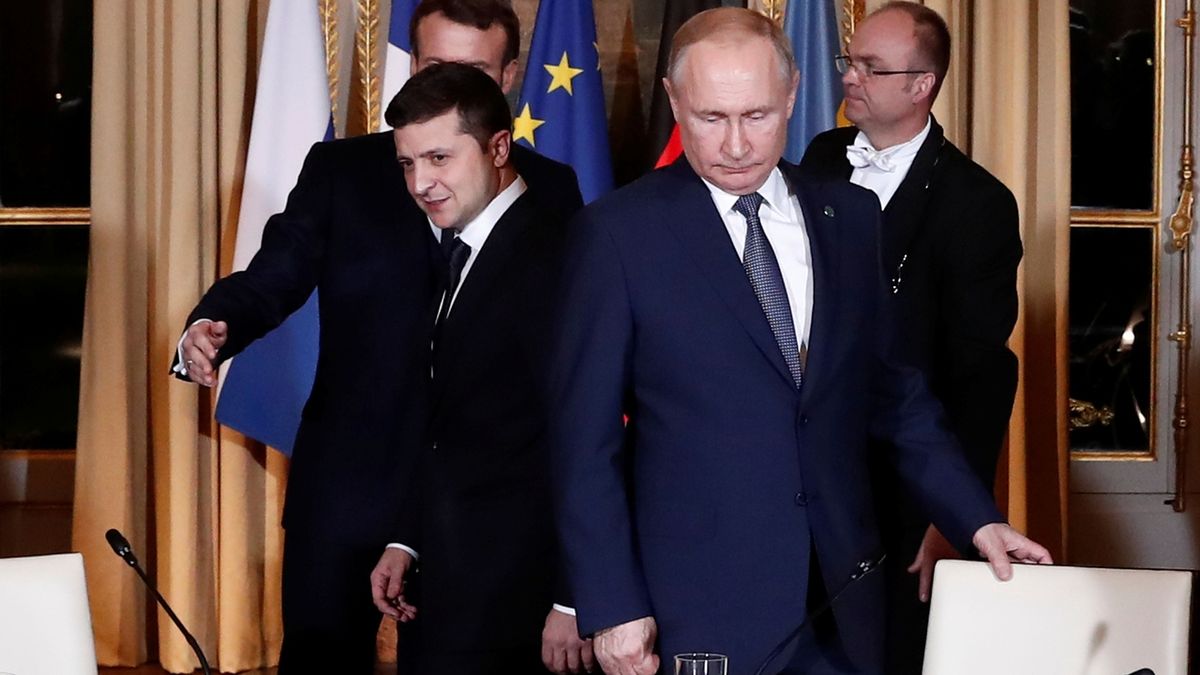 Ruský prezident Vladimir Putin (vpravo) a Volodymyr Zelenskyj (vlevo).