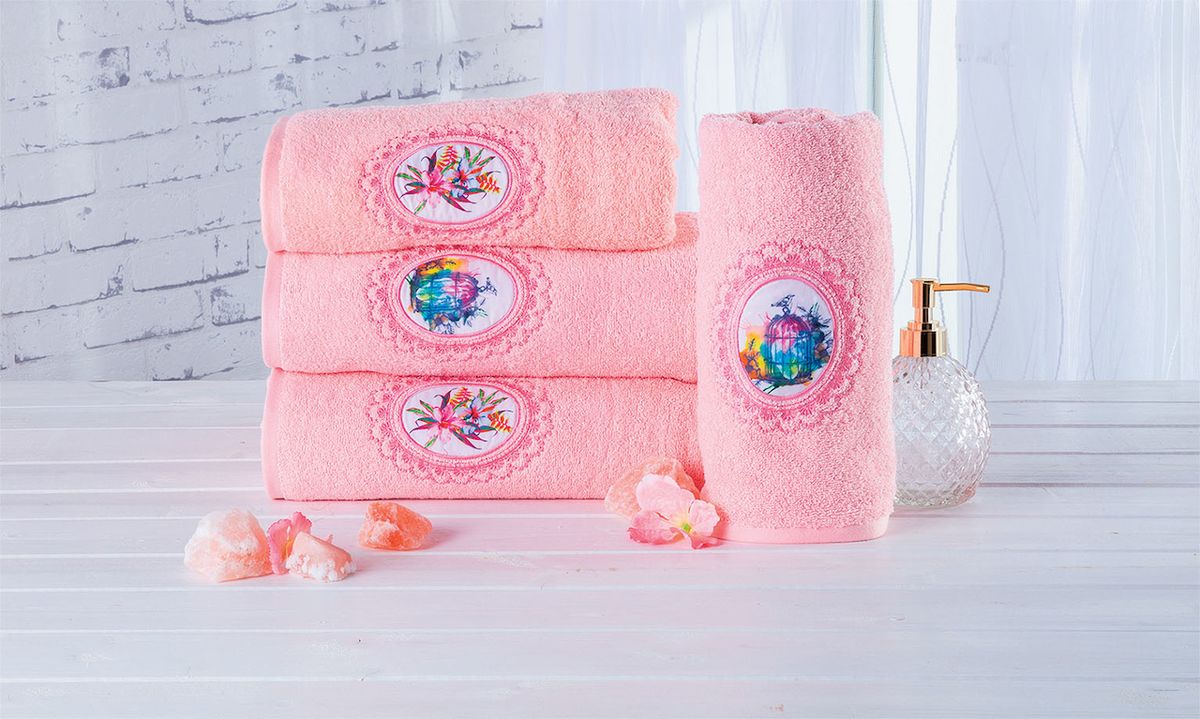 Froté souprava ručníků v lososové barvě (gramáž 450 g/m2) je vyrobená ze 100% bavlny.