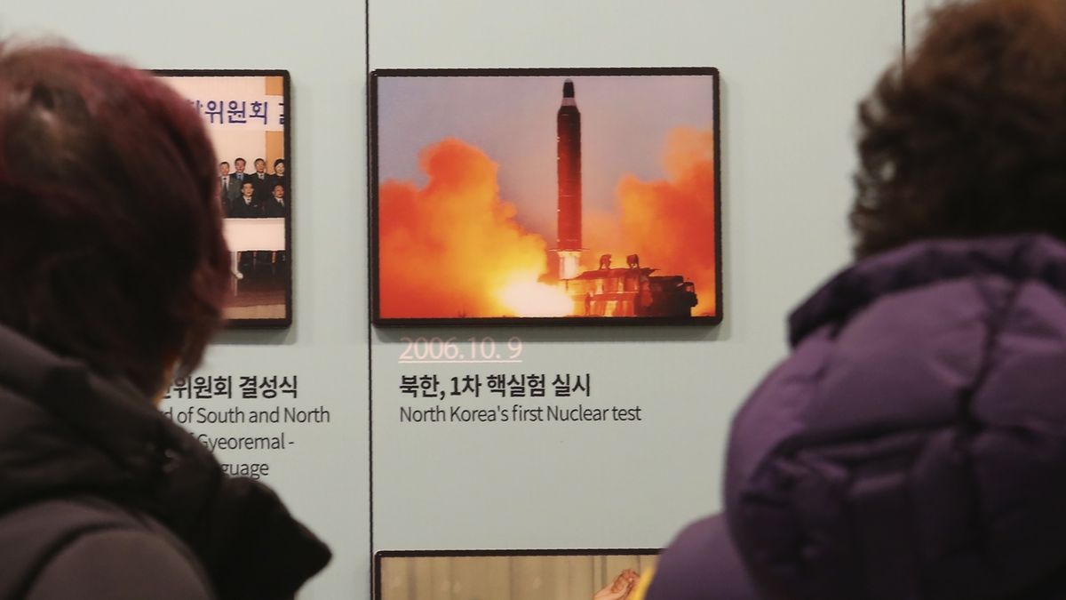 Jihokorejci v Padžu u hranic s KLDR sledují videa ze severokorejských testů. 
