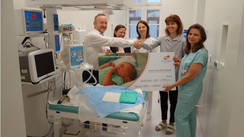 Nadace Děti na dlani předala nový resuscitátor novorozeneckému oddělení Nemocnice Nový Jičín.