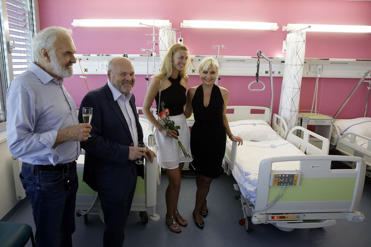 Loni v červnu pokřtila spolu se Zdeňkem Svěrákem, fyzioterapeutem Pavlem Kolářem a tenistkou Petrou Kvitovou novou dětskou lůžkovou rehabilitaci v motolské nemocnici.