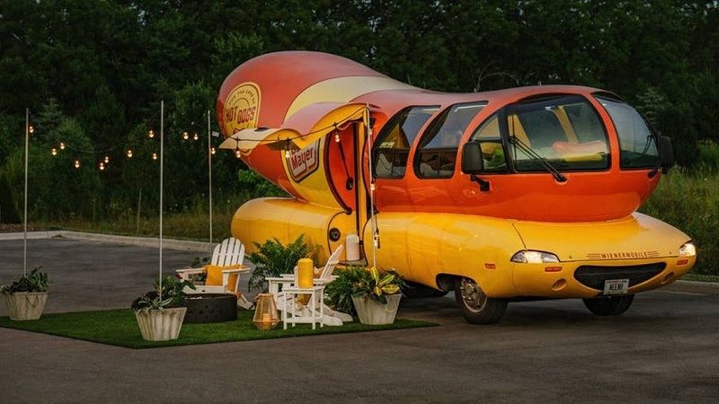 Obytný vůz ve tvaru hot dogu je určen pro krátkodobé pobyty v USA.