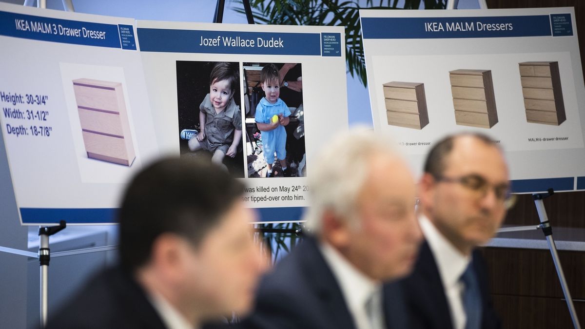 Snímky zesnulého chlapce Jozefa Dudeka and komod IKEA na tiskové konferenci právních zástupců rodiny ve Filadelfii. 