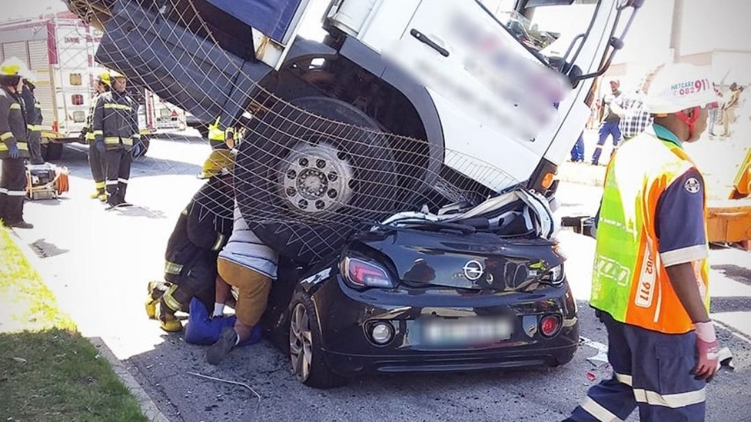 Kamion v jihoafrickém městě Port Elizabeth rozmáčkl osobní auto