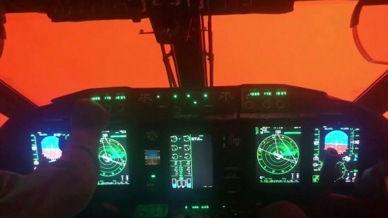 Rudé peklo nad Austrálií zachytila kamera v kokpitu letadla