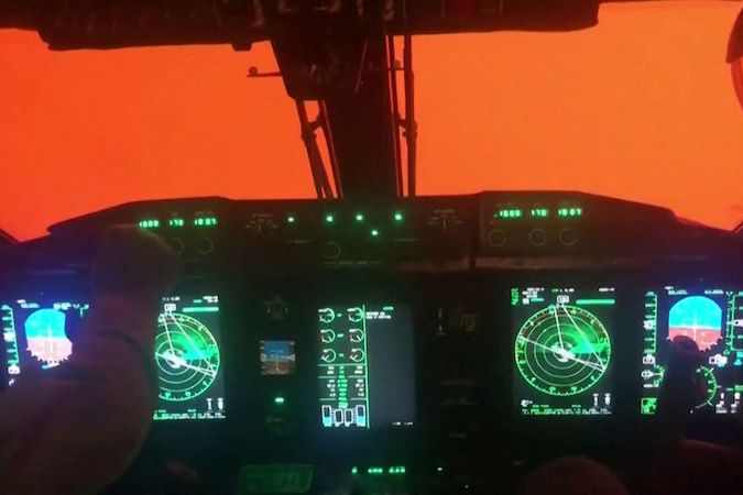 BEZ KOMENTÁŘE: Záběry z kokpitu letadla australského letectva při průletu 