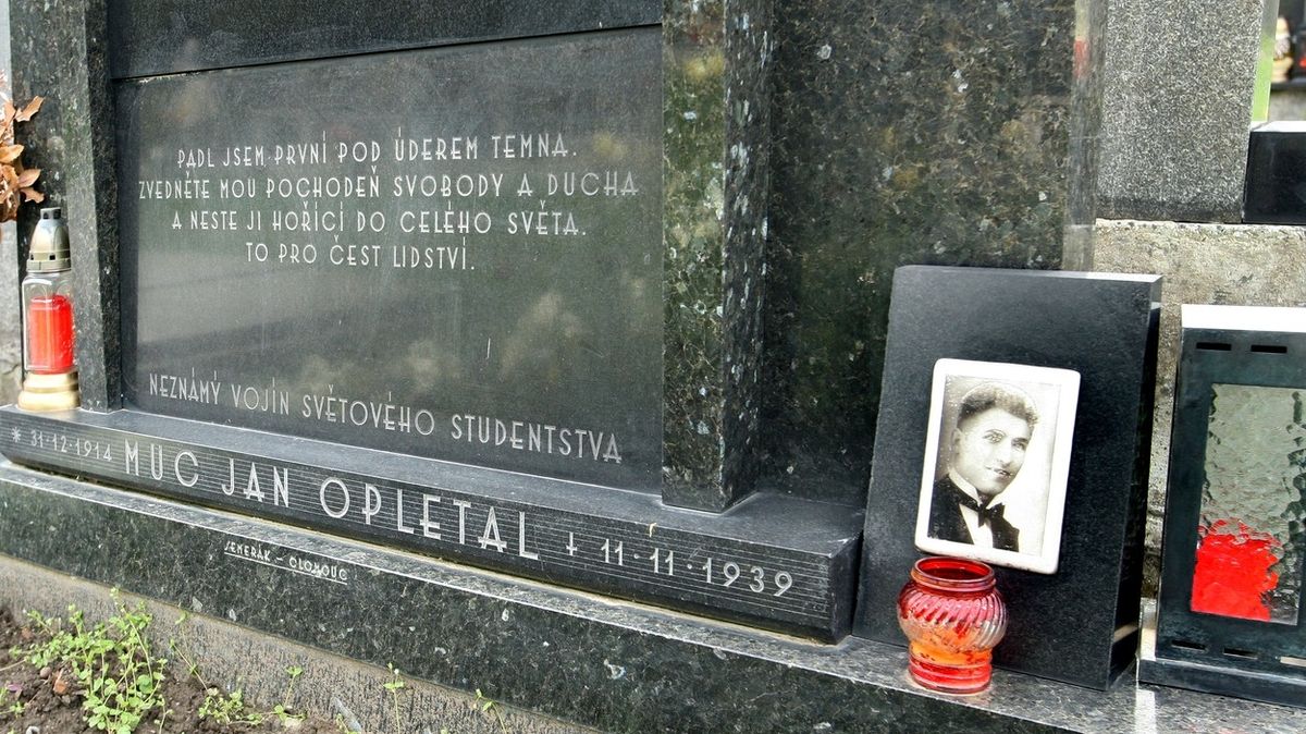 Hrob Jana Opletala v Nákle na Olomoucku. Narodil se v současné místní části Lhota nad Moravou.