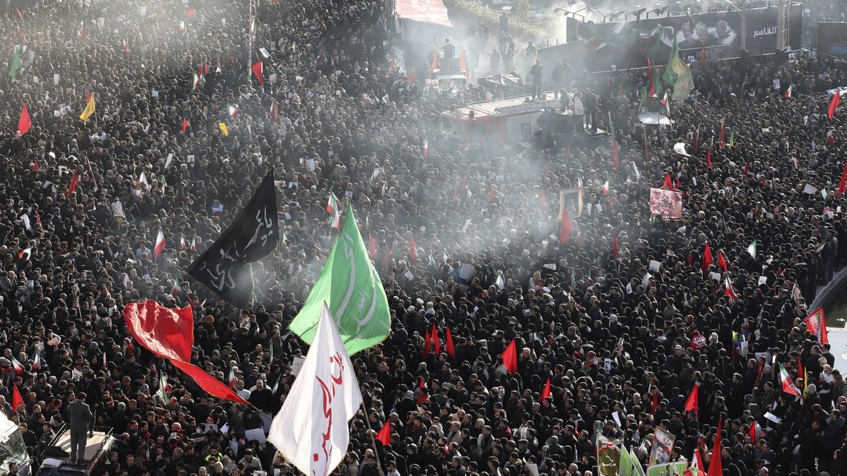 Statisíce Íránců se v pondělí zúčastnily pohřební ceremonie se zabitým generálem Kásimem Sulejmáním. 