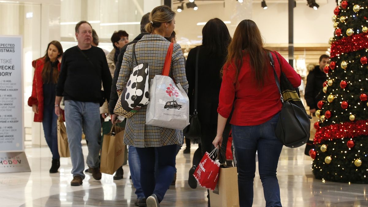 Lidé nakupují v pražském obchodním centru. Ilustrační foto