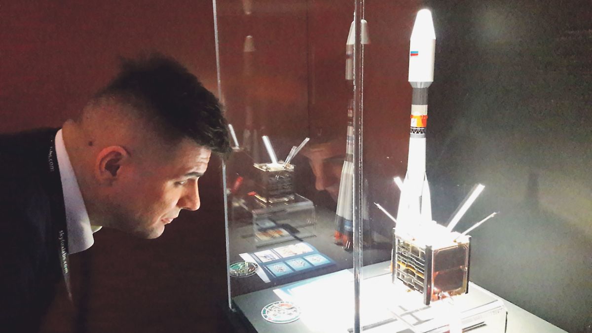 Lucky-7 je malá krabička plná techniky. Její model i model ruské rakety, která ji vynesla do vesmíru, jsou k vidění na výstavě v Křižíkových pavilonech v pražských Holešovicích.