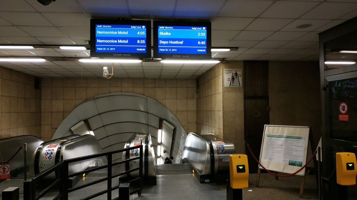 V pěti stanicích pražského metra byly v průběhu pátku do pilotního provozu uvedeny nové monitory zobrazující příjezd nejbližších dvou souprav metra do stanice. 