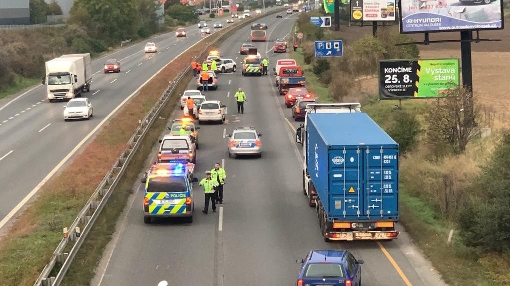 Hromadná nehoda 12 aut na dálnici D10 u Prahy.