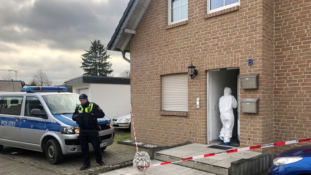 Policisté a forenzní technici v domě, kde byly nalezeny tři mrtví.