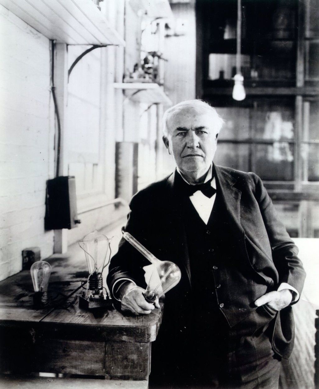 Edison v pokročilém věku s žárovkou