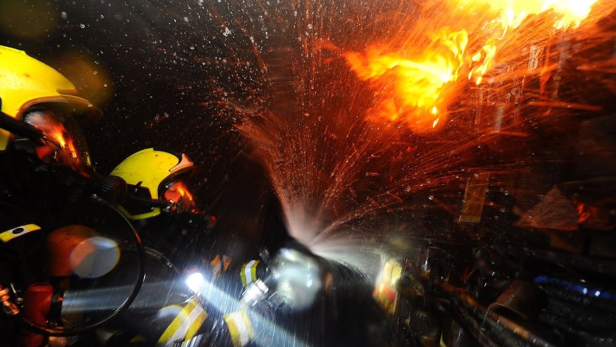 Tři zranění při požáru balkonu v Ostravě, hasiči dům evakuovali