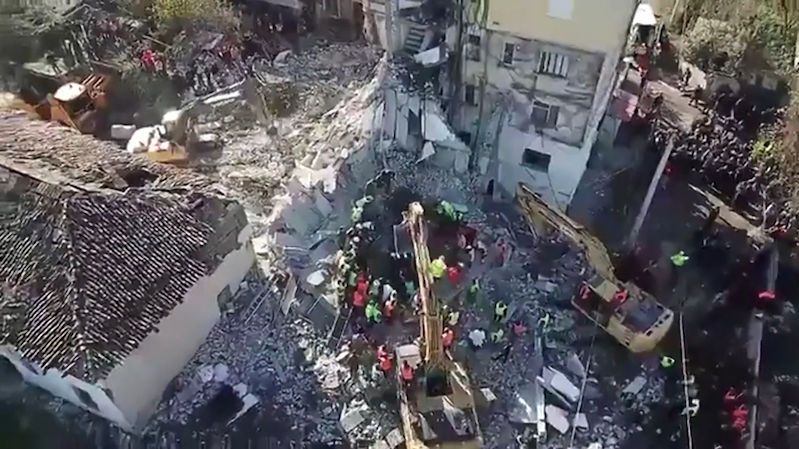 Letecké záběry: Záchranáři v Albánii našli další mrtvé, zemětřesení má už 40 obětí