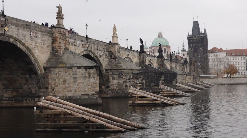 Karlův most už má zpět své strážce, chrání ho nové ledolamy