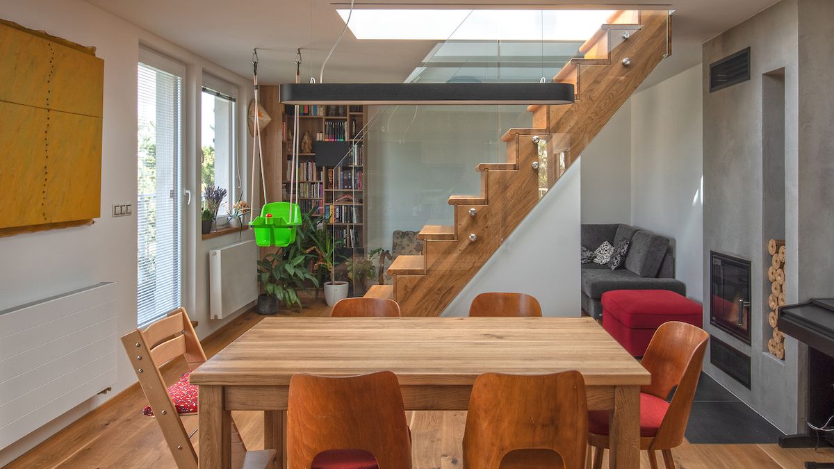 Schodiště na galerii získalo jednoduchý přímočarý tvar a svojí novou pozicí dělí plochu mezi jídelním stolem a obývací částí.