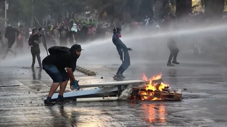 Chilští policisté střílí demonstrantům do očí. Oslepili jich už přes dvě stovky