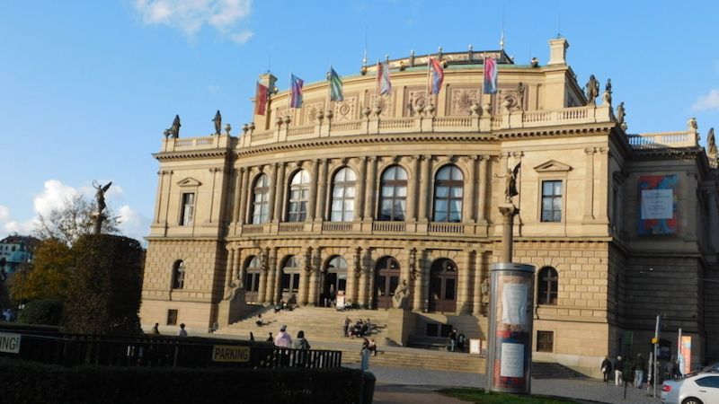 Rudolfinum se řadí mezi výjimečné budovy v Praze svým umístěním, architekturou, historií i současností a komentované prohlídky to jen potvrzují.