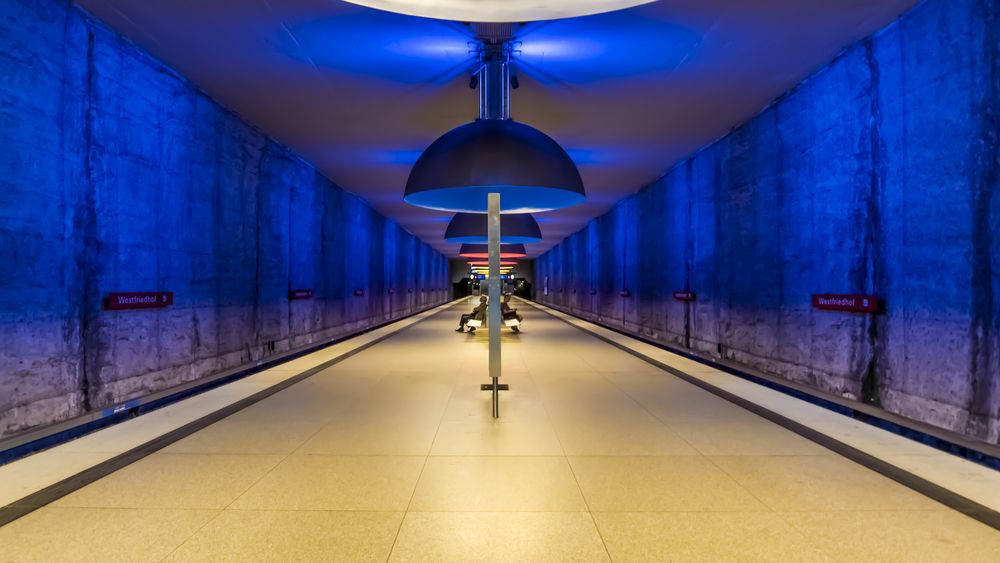 Atmosféru mnichovské stanice Westfriedhof dokresluje modré světlo.