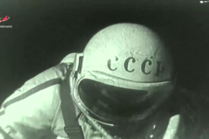 BEZ KOMENTÁŘE: Komsonaut Leonov při prvním výstupu do volného kosmu 1965 a na dalších archivních záběrech