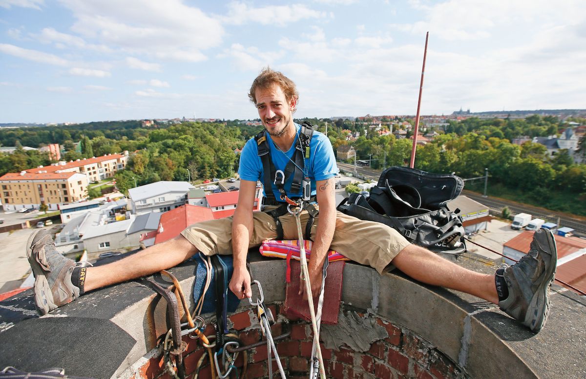 Instruktor Pavel Štědrý zajišťuje výlezy na komín čistírny už sedmým rokem.