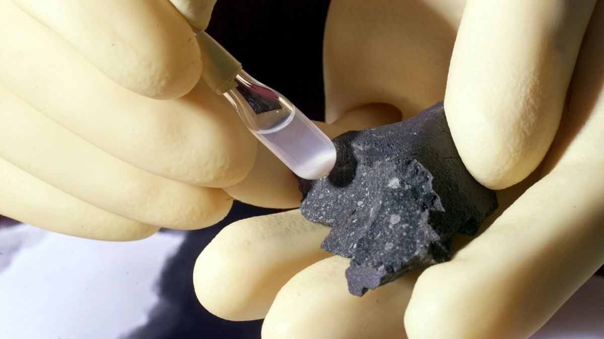 Snaha izolovat jednotlivé částice hvězdného prachu z Murchisonského meteoritu.