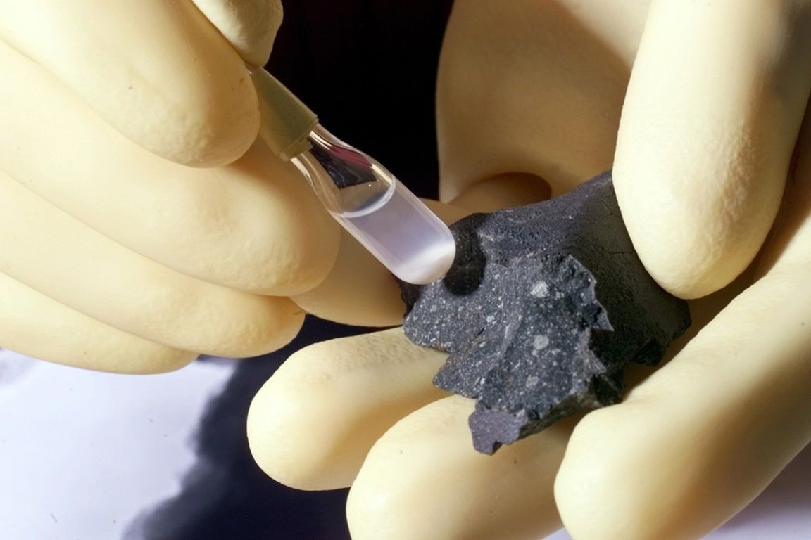 Snaha izolovat jednotlivé částice hvězdného prachu z Murchisonského meteoritu