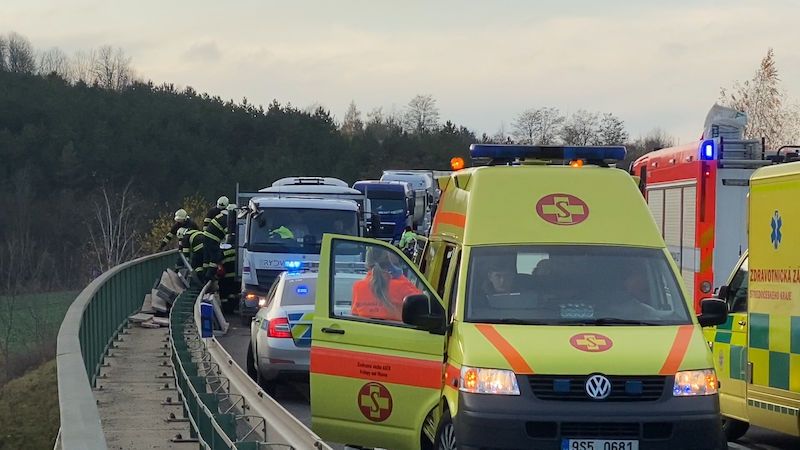 Policie hledá svědky tragické nehody autobusu s dětmi na Mělnicku