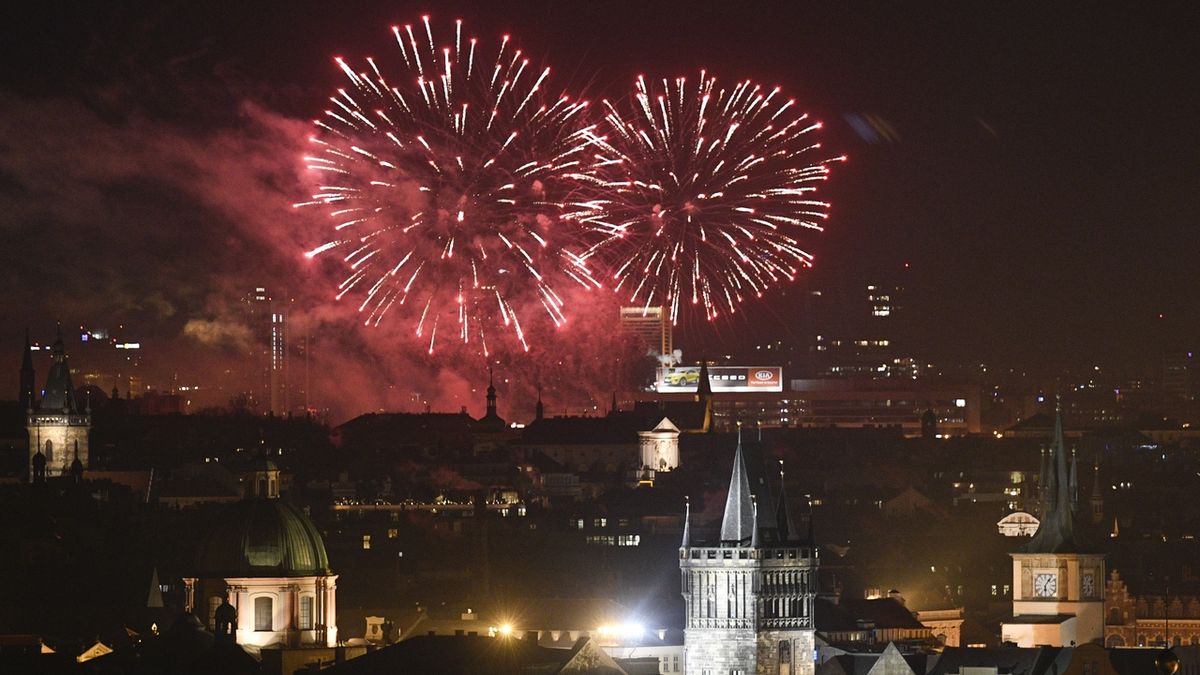 Novoroční ohňostroj, který 1. ledna 2020 uspořádal spolek Ohňostroj pro Prahu 
