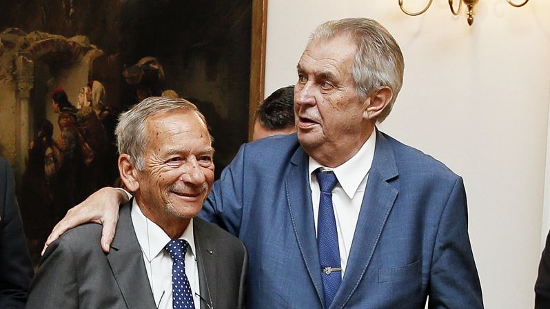 Jaroslav Kubera s Milošem Zemanem při říjnovém setkání nejvyšších ústavních činitelů na Hradě