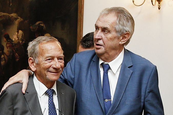 Jaroslav Kubera s Milošem Zemanem při říjnovém setkání nejvyšších ústavních činitelů na Hradě