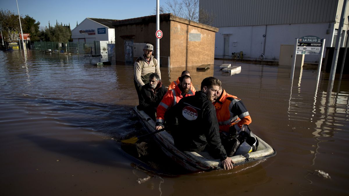 Hasiči v italském městě Cuneo evakuují obyvatele ze zaplavených oblastí